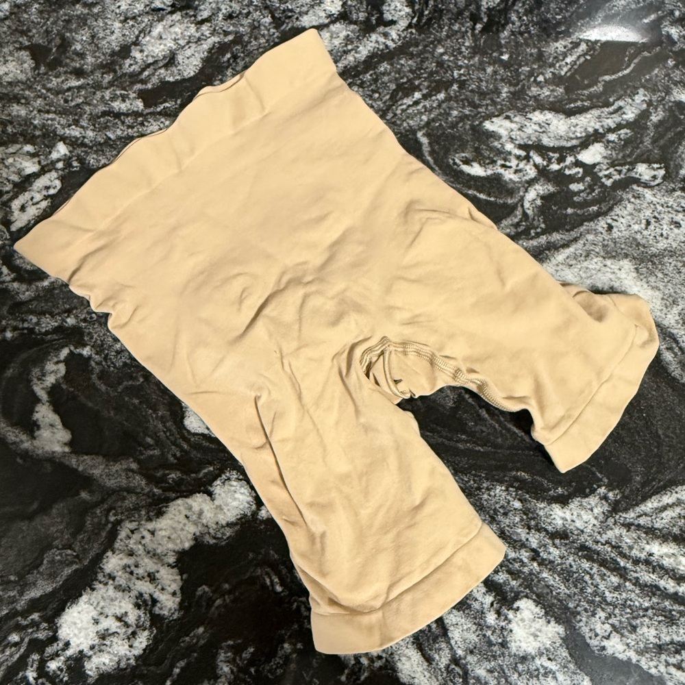 SKIMS SEAMLESS SCULPT Mid Thigh Short
